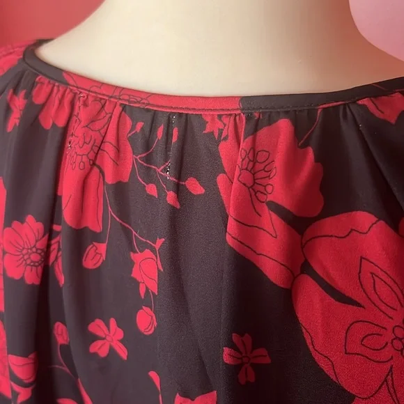 Like new Tinsel floral top - Picture 8 of 14